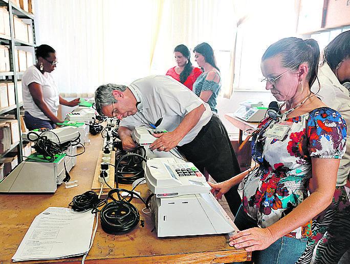 Funcionários do TRE preparam urnas eletrônicas: expectativa para 1º turno (Leandro Ferreira/AAN)