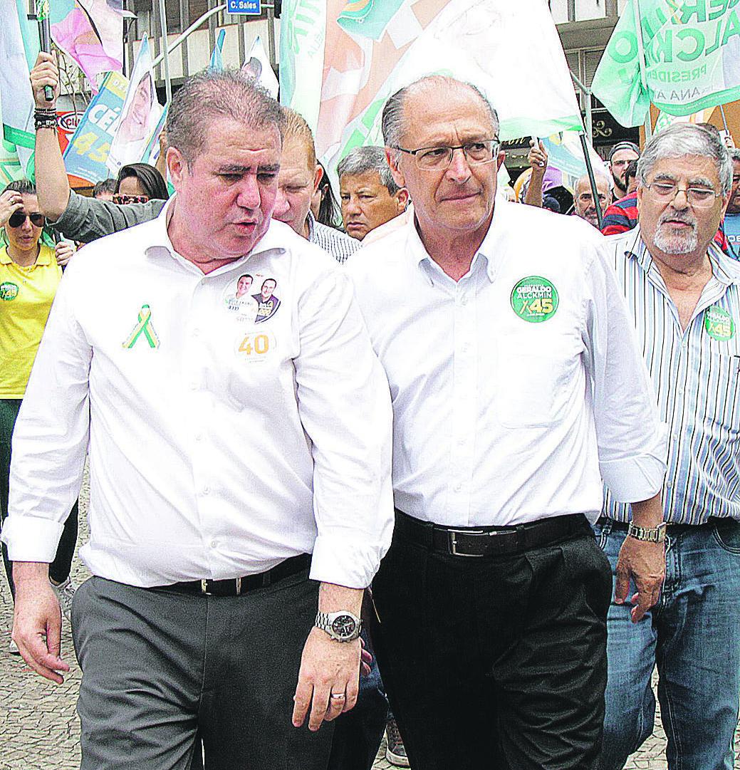 O prefeito Jonas Donizette conversa com Geraldo Alckmin, candidato à Presidência, no Centro de Campinas (Thomaz Marostegan/Especial para AAN)