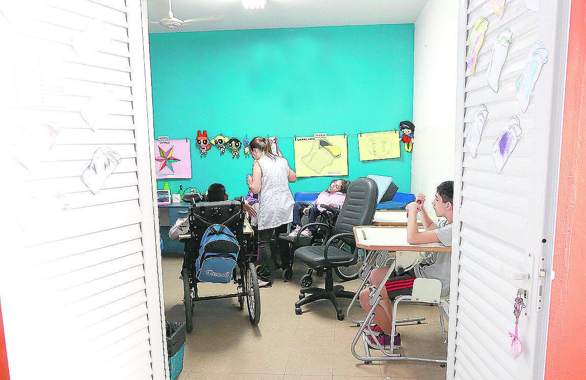 Entidade oferece atendimento nas áreas de educação, assistência social e saúde; Danielle Rossini Dib (no dest.) (Leandro Ferreira/AAN)
