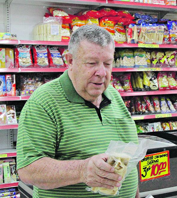 O aposentado Ettore Rossi: ele trocou a compra mensal pelas visitas diárias para aproveitar os descontos (Thomaz Marostegan/Especial para a AAN)
