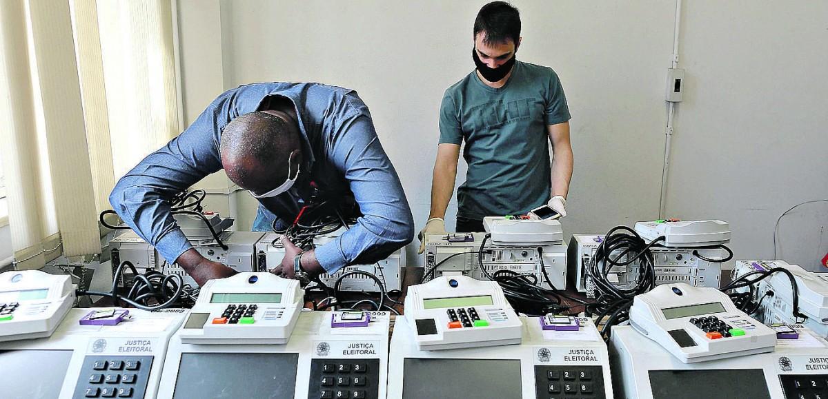Técnicos da Justiça Eleitoral checam os últimos detalhes antes de as urnas eletrônicas serem enviadas às escolas (Leandro Ferreira/AAN)