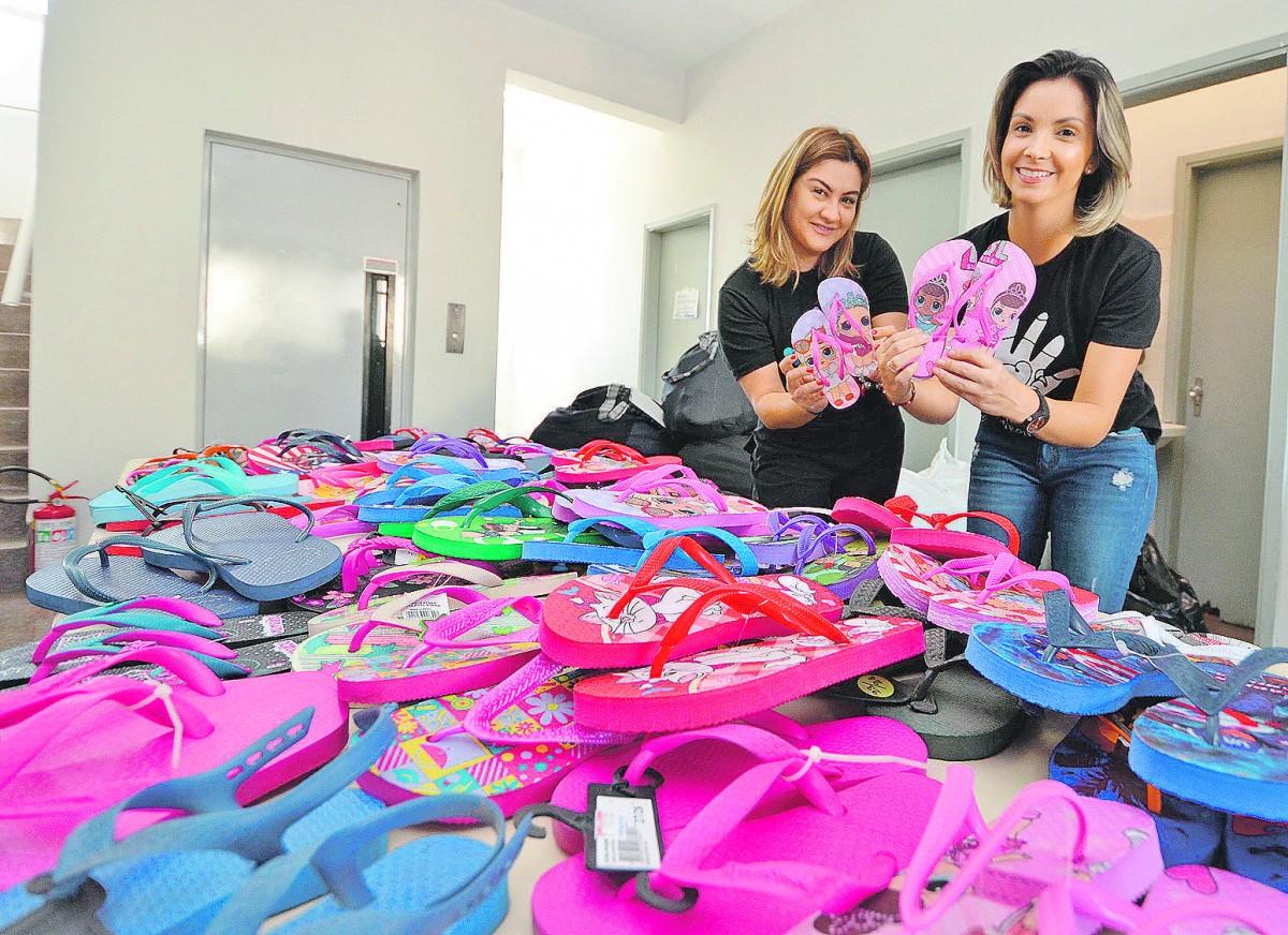 Voluntárias da célula campineira da entidade humanitária mostram a diversidade de tamanhos e modelos de chinelos arrrecadados para a doação (Lizandra Perobelli/Especial para AAN )