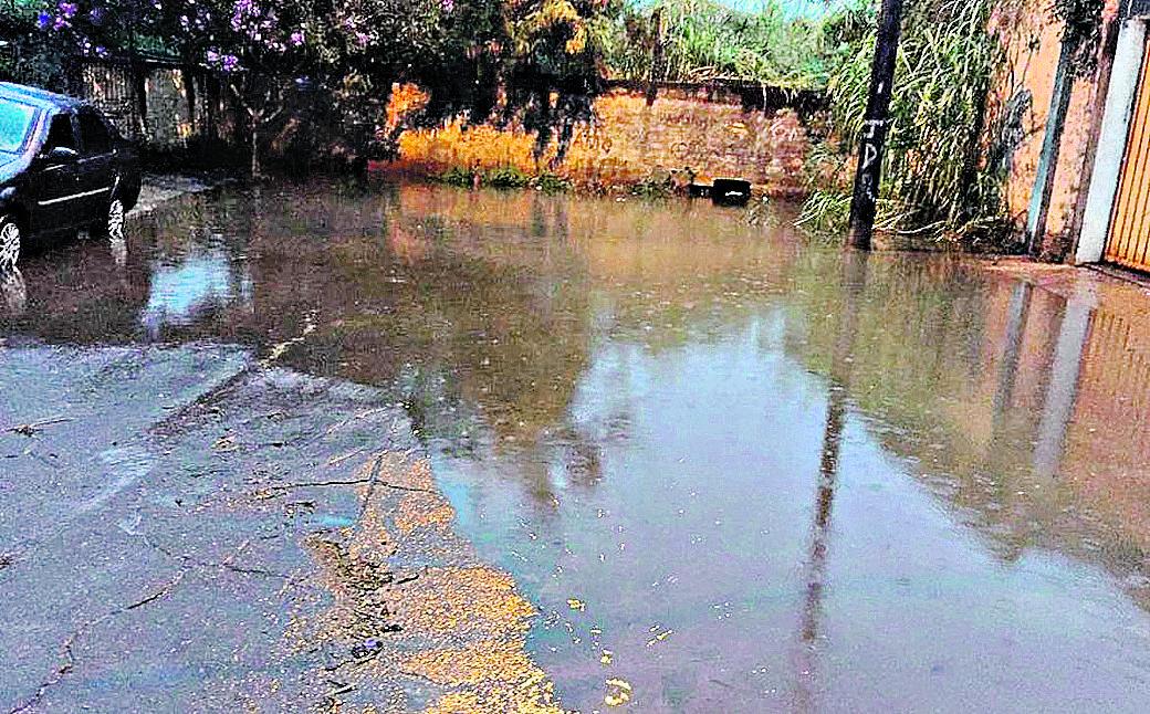 Imagem feita pelo morador mostra como fica a rua quando chove (Divulgação)