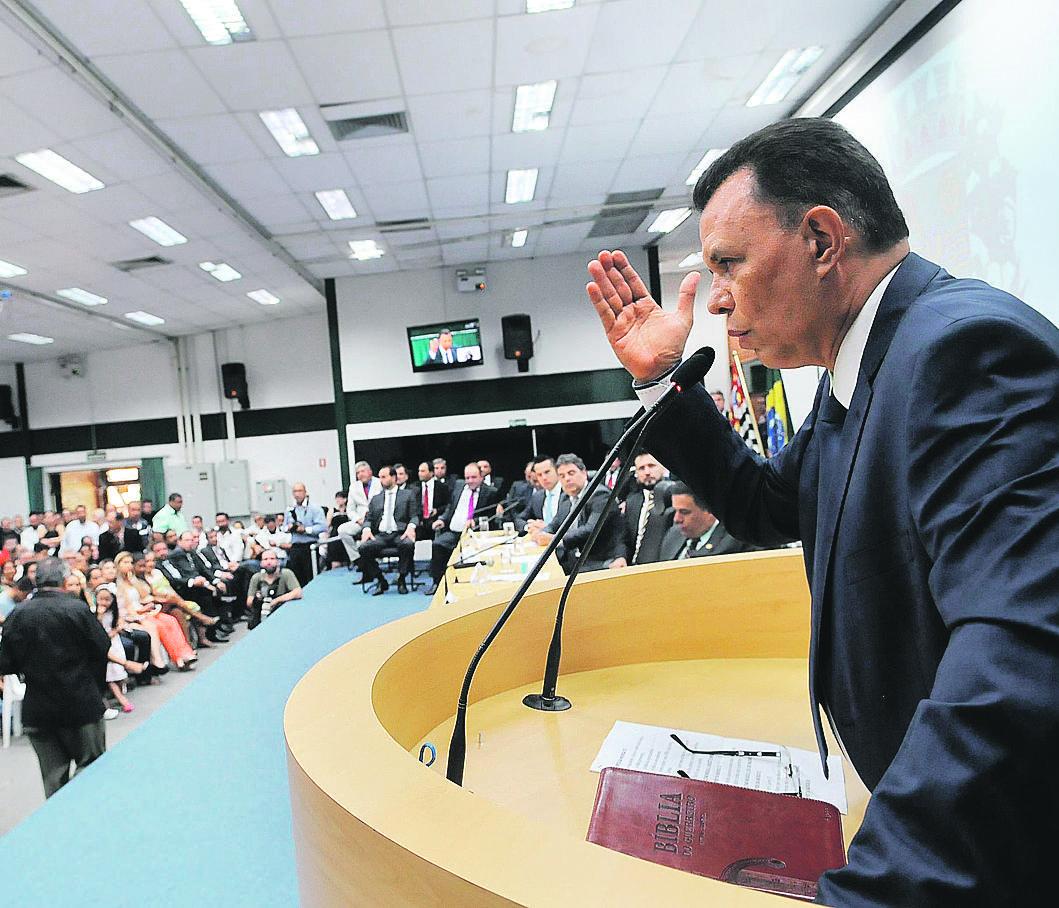 Na imagem, discurso de Dixon Carvalho (PP), quando assumiu o Executivo do Município em solenidade de posse, que contou com os vereadores (Cedoc/RAC)