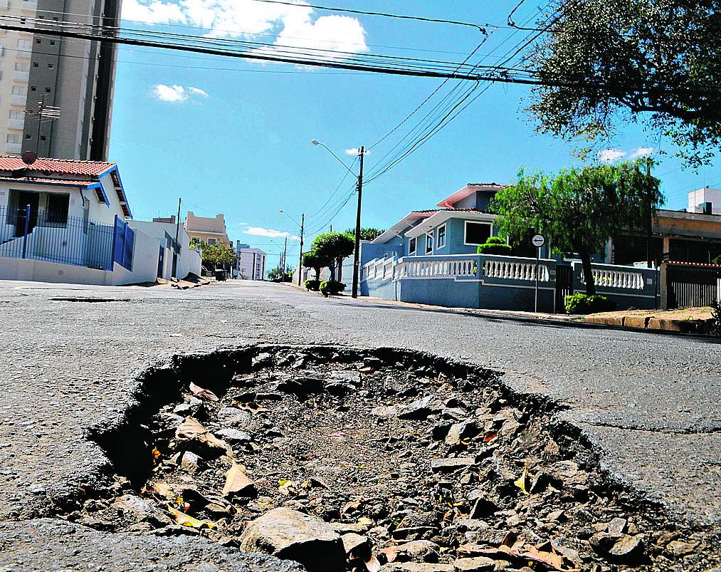 Segundo a Secretaria de Serviços Públicos, a operação tapa-buracos chega nesta rua na próxima semana (Matheus Pereira/Especial para AAN)