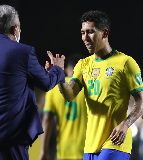 Tite cumprimenta Firmino: Brasil volta a campo na terça-feira para enfrentar o Uruguai em Montevidéo (Fernando Bizerra/AFP)