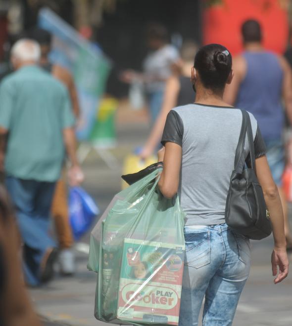 Consumidores caminham pela Rua 13 de Maio, no Centro de Campinas: expectativa dos comerciantes é alta para as vendas da Black Friday (Matheus Pereira/AAN)