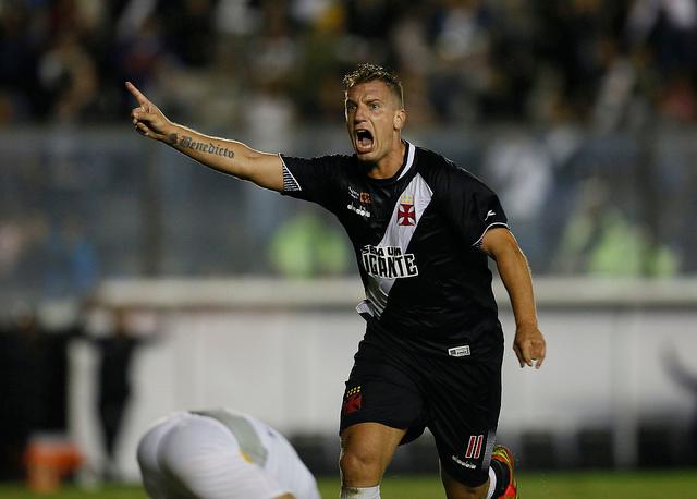 Com dois jogos a menos, o Vasco deixou a proximidade do rebaixamento, subindo para 13º lugar com 24 pontos (Divulgação)