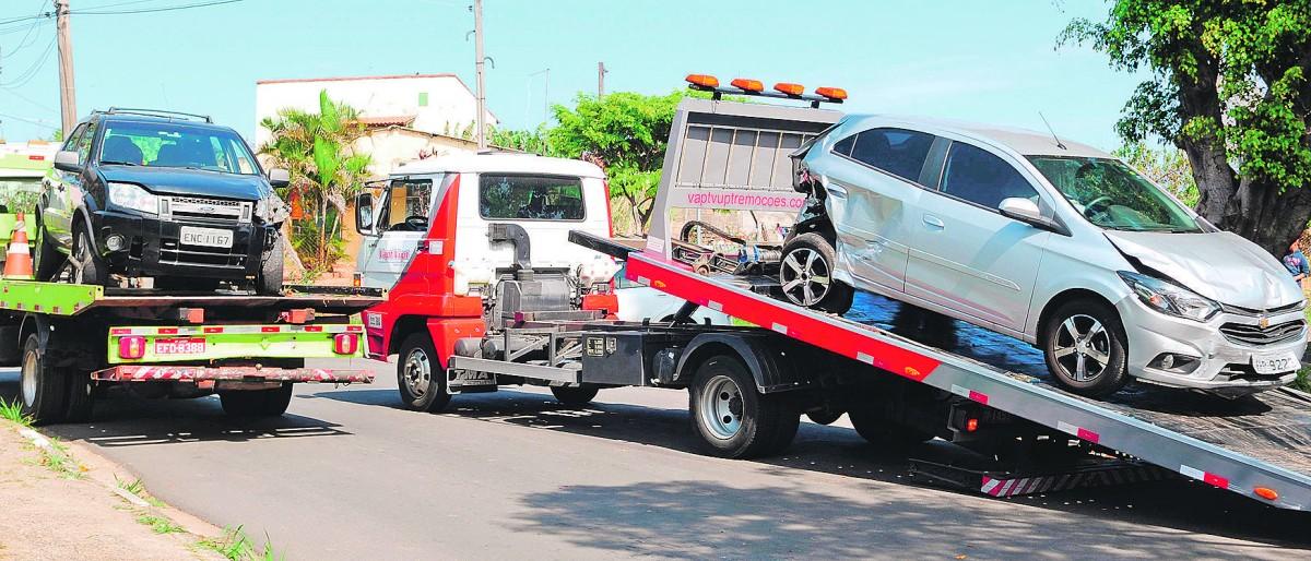 Serviço de guincho recolhe veículos envolvidos na colisão: ladrões se atrapalham durante a fuga no Jardim Pacaembu e um deles cai nas mãos dos indignados proprietários (Matheus Pereira/AAN)