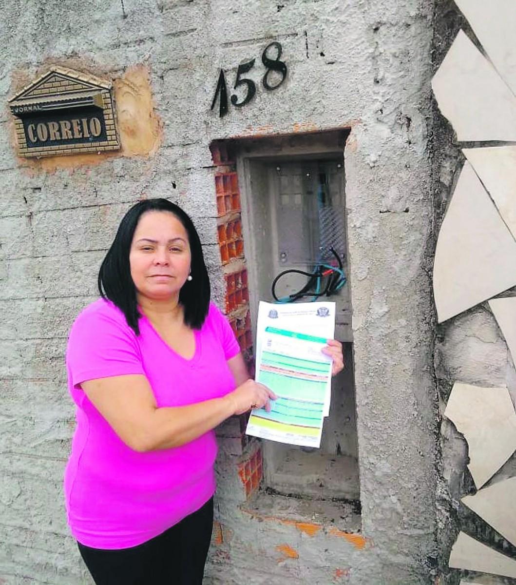 A recepcionista Rosa Amélia mostra o boletim de ocorrência registrado na polícia, no local de onde o ladrão disfarçado arrancou o relógio de força: um dia inteiro sem energia elétrica (Divulgação)