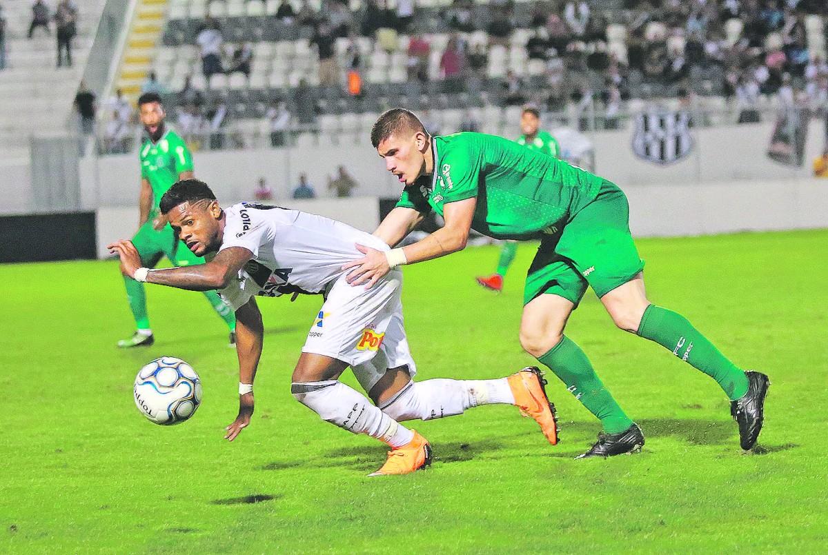 Philipe Maia tenta segurar Júnior Santos na partida com torcida única no Moisés Lucarelli: Guarani chega aos 36 pontos e Ponte Preta soma 33 (Leandro Ferreira/AAN)