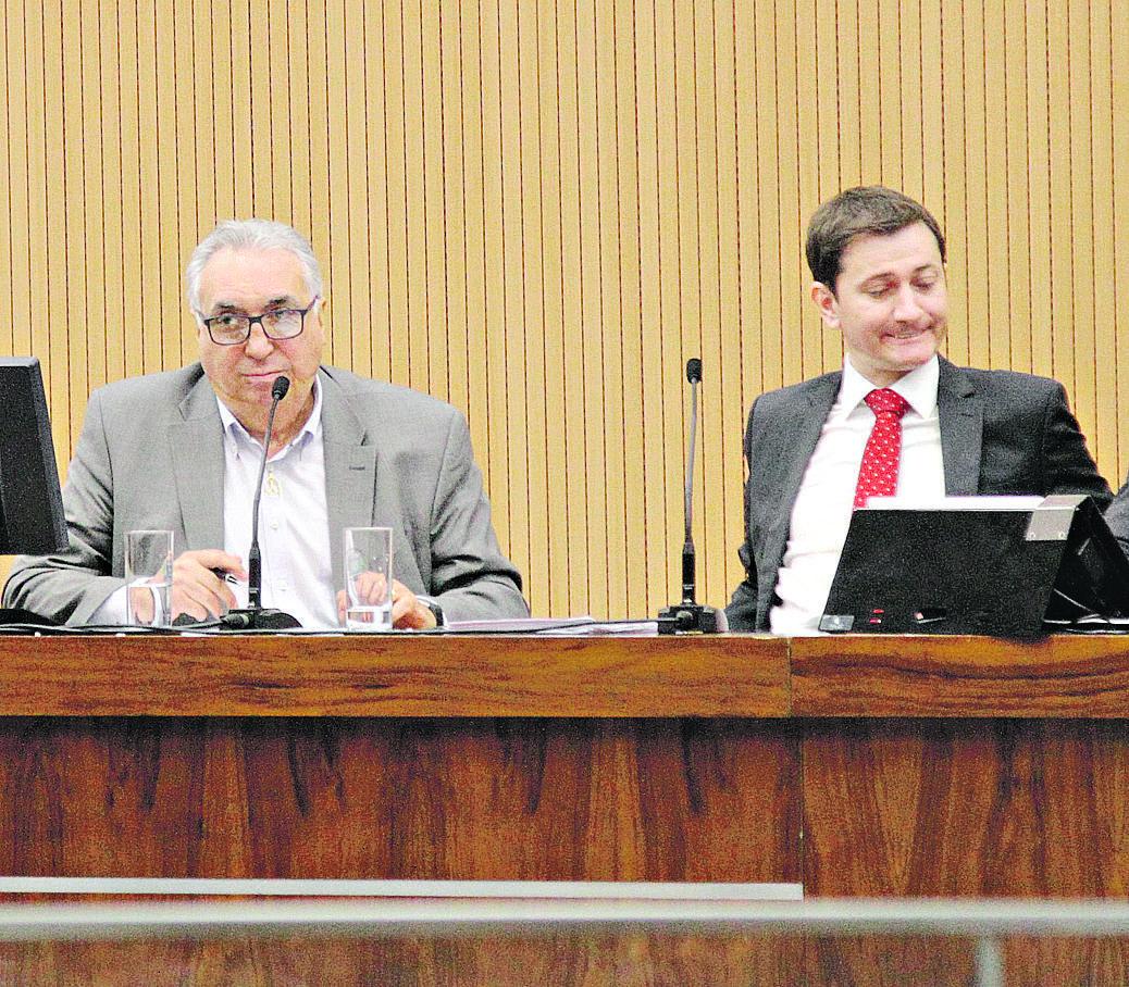 Carmino de Souza (à esq.) e Silvio Bernardin, ontem: perguntas de vereadores da base governista e da oposição (Thomaz Marostegan/Especial para AAN)