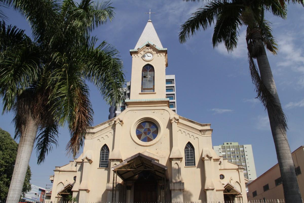 Matriz Velha de Americana, no começo do século passado, e hoje em dia: templo modesto, mas um símbolo fiel da história da cidade da RMC (Thomaz Marostegan)