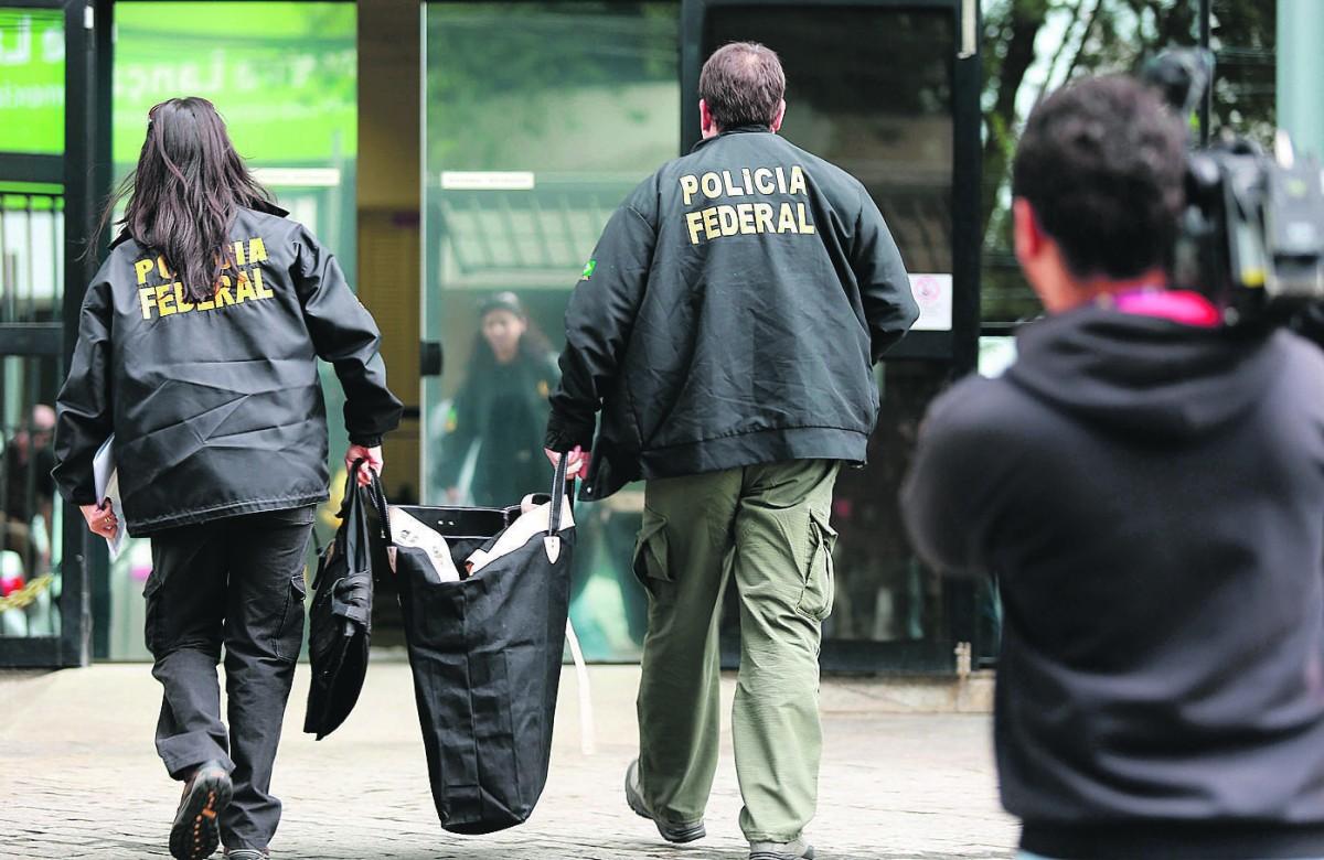 Agentes da Polícia Federal transportam documentos em malote, durante a Operação Hipócritas, deflagrada em maio de 2016, em Campinas (Leandro Ferreira/AAN)