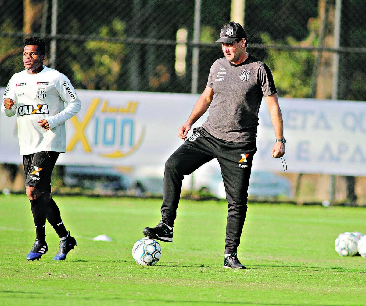 O técnico João Brigatti disse que não pensa em poupar jogadores no jogo de hoje, mas após novo treino fechado não revelou a formação titular (Estadão Conteúdo)