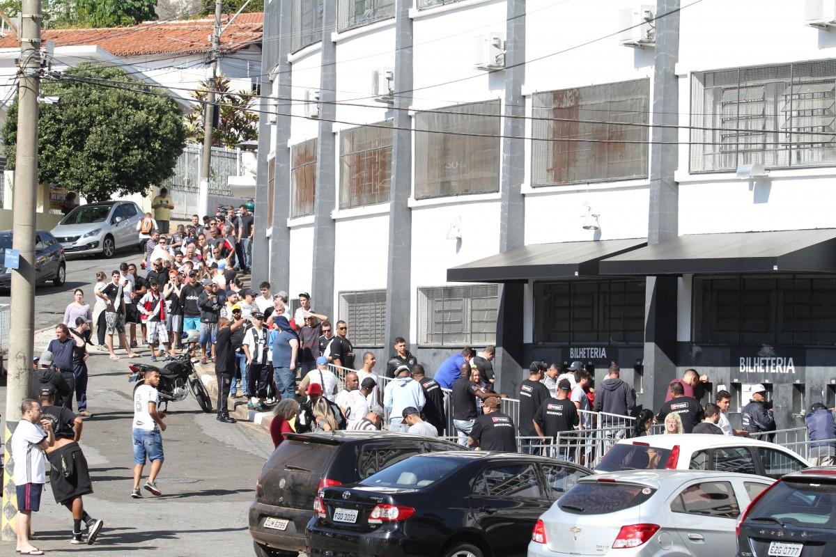 Torcedores da Ponte Preta enfrentam fila para a partida contra o Guarani, clássico de Campinas (Luciano Claudino/Código19)