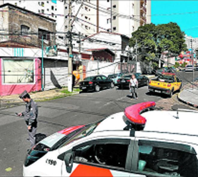 MORADORES DO BOSQUE, em Campinas, ficaram sem telefone e internet até as 17h de ontem, após carreta arrastar fios pelas ruas e fugir (Leandro Ferreira)