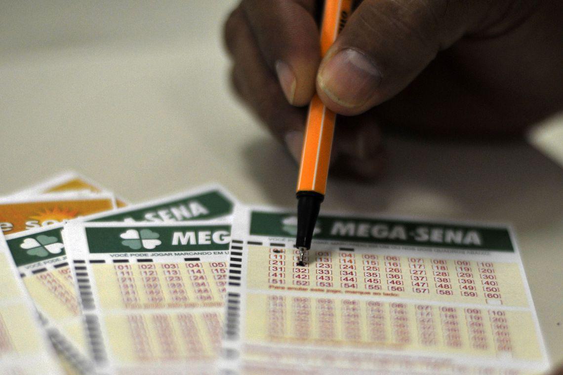Os sorteios da Mega-Sena são realizados duas vezes por semana, às quartas e aos sábados (Marcello Casal Jr/Agência Brasil)