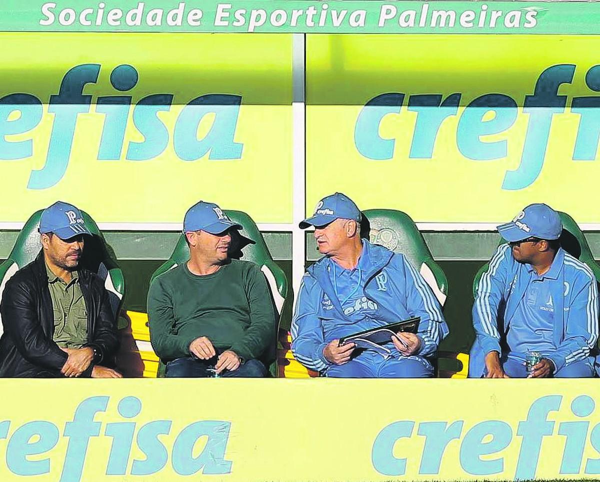 Luiz Felipe Scolari conversa no banco durante o treino do Palmeiras: "Na última oportunidade que aqui estive, éramos uma equipe itinerante. Não tínhamos nosso estádio" (Agência Palmeiras)