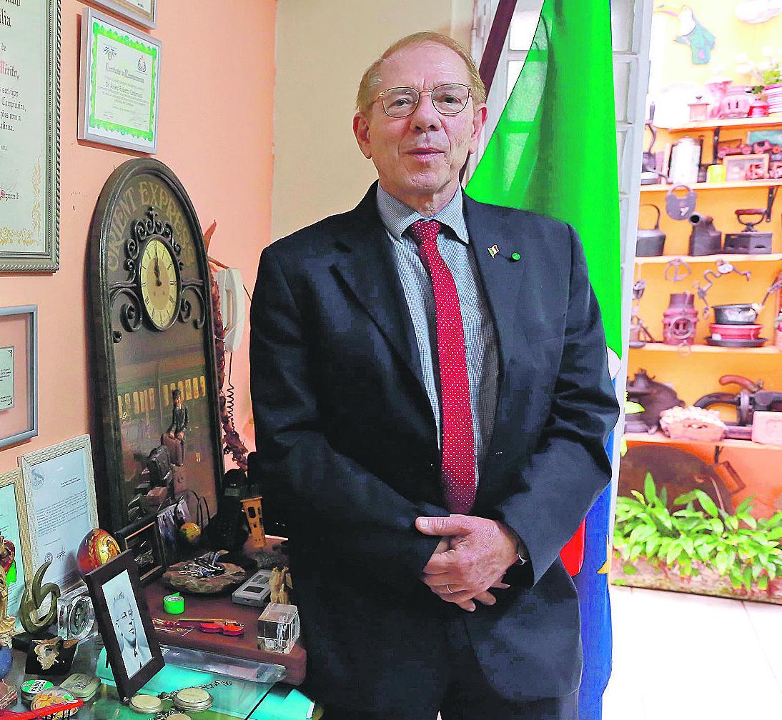 Álvaro Cotomacci, de 66 anos, que há 18 comanda a representação consular italiana em Campinas: documento garimpado no acervo da entidade, todo guardado em pastas fechadas (Leandro Ferreira)