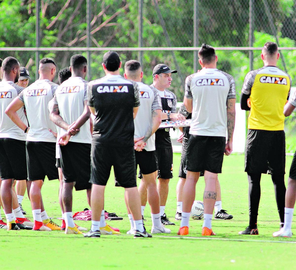 O técnico Marcelo Chamusca acredita que duas vitórias seguidas podem recolocar a Ponte Preta na briga pelo acesso: "Tenho que acreditar" (Estadão Conteúdo)