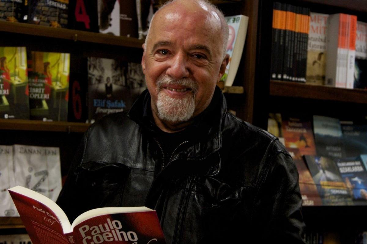O escritor Paulo Coelho, que deixa de assinar sua coluna às segundas e vai para as sextas (Cedoc/RAC)