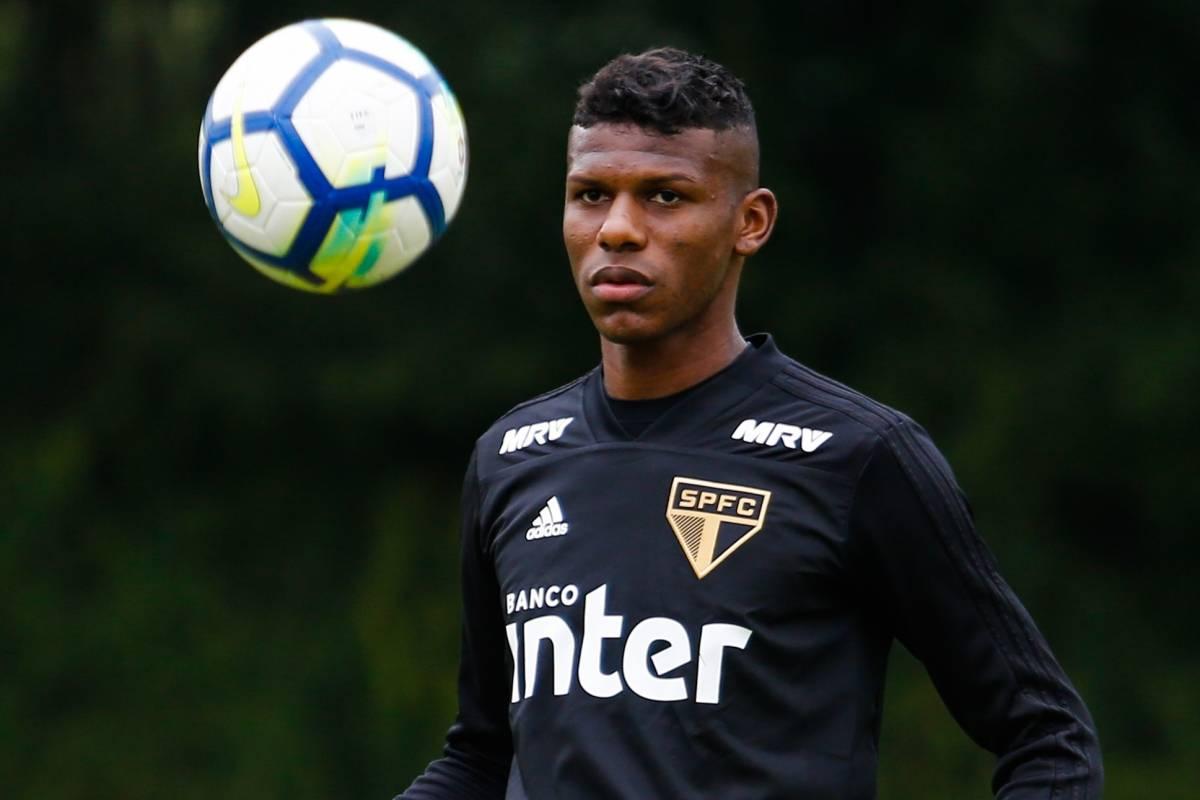 Arboleda é liberado de treino após acidente e deve voltar ao São Paulo na terça (Divulgação)