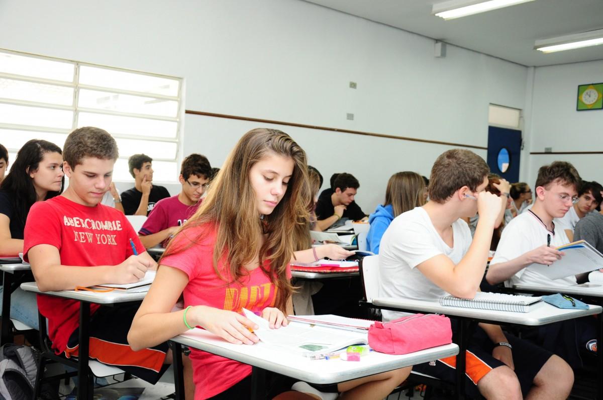 Um dos problemas apontados é o fato de o texto só descrever Língua Portuguesa e Matemática como disciplinas ( )