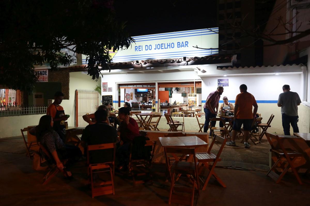 Bar Rei do Joelho, na rua Osvaldo Cruz, de propriedade do Valmir (Leandro Ferreira)