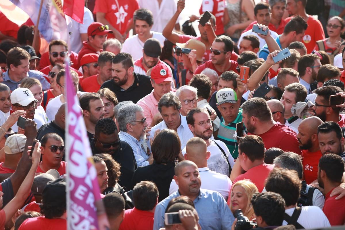 O candidato do PT à presidência da República, Fernando Haddad (PT), participou de ato de campanha na cidade de Campinas, interior de São Paulo, nesta terça-feira (24). (Leandro Ferreira)