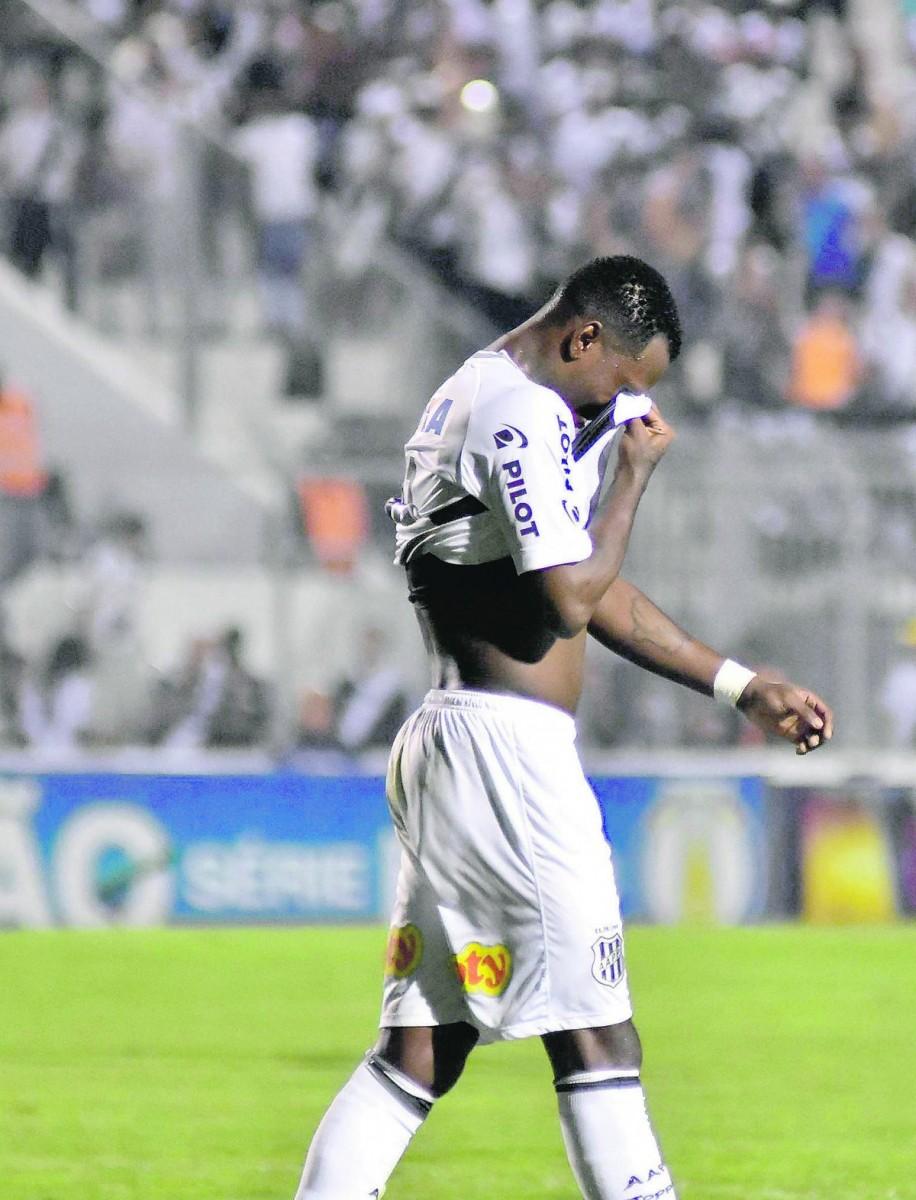 Hyuri lamenta: Ponte Preta precisará buscar três vitórias nas nove rodadas finais para não começar a passar sufoco na parte de baixo da tabela (Estadão Conteúdo)