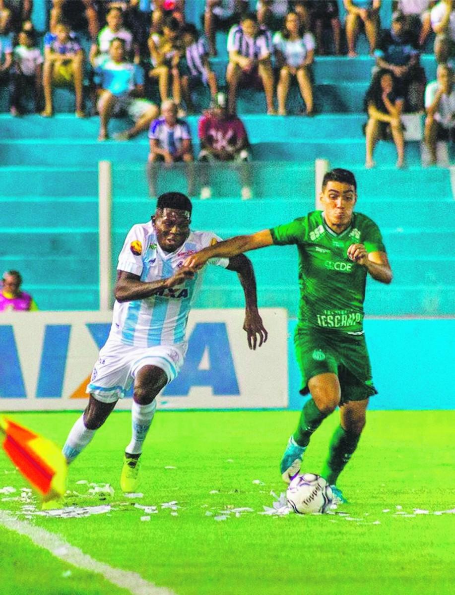 Denner disputa corrida com adversário no Estádio da Curuzu: Guarani, que vinha em boa sequência fora de casa, sofre a segunda derrota seguida (Agência Macaco Velho)