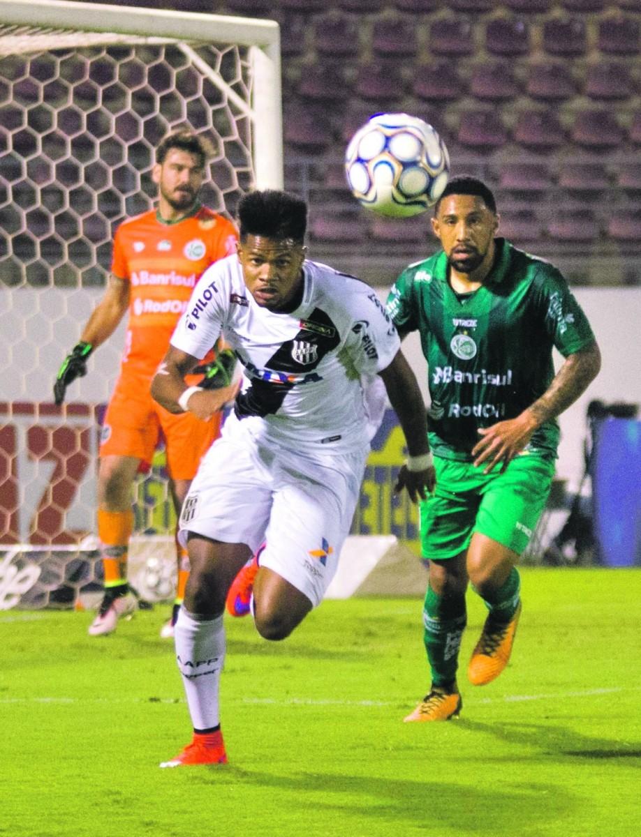 O atacante Junior Santos corre atrás da bola na partida disputada na Arena Fonte Luminosa, em Araraquara: Ponte volta a campo no sábado (Estadão Conteúdo)
