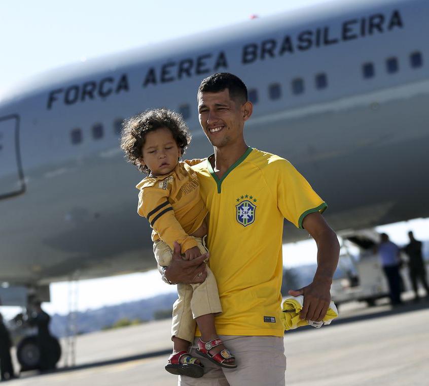 50 migrantes venezuelanos chegaram a Brasília em um avião da FAB preparado para transporte em missões humanitárias. Os venezuelanos serão acolhidos pela organização Aldeias Infantis SOS. Desse total, 20 são crianças. (Marcelo Camargo/Agência Brasil)