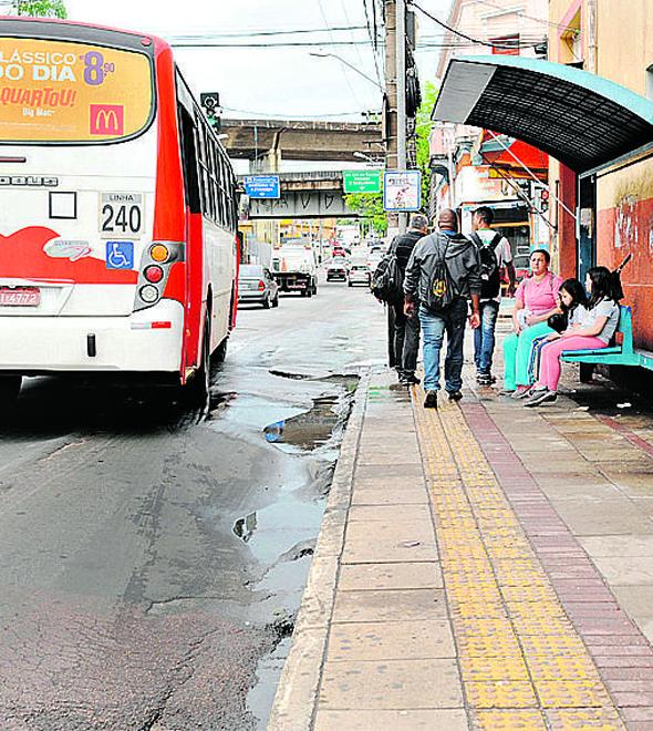 Combinação entre buracos e trânsito pesado em dia de chuva: transtornos (Leandro Torres/AAN)