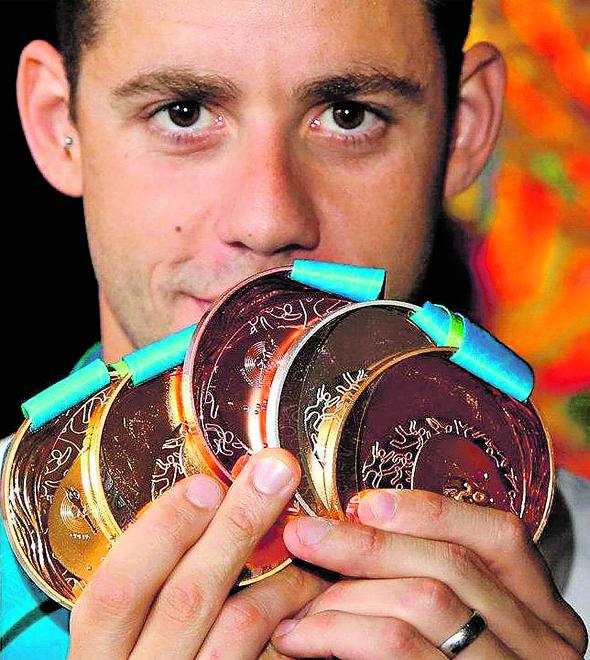 Thiago Pereira exibe algumas das medalhas que já conquistou na carreira: relação com a água começou com apenas 2 anos de idade (Satiro Sodré/Divulgação)