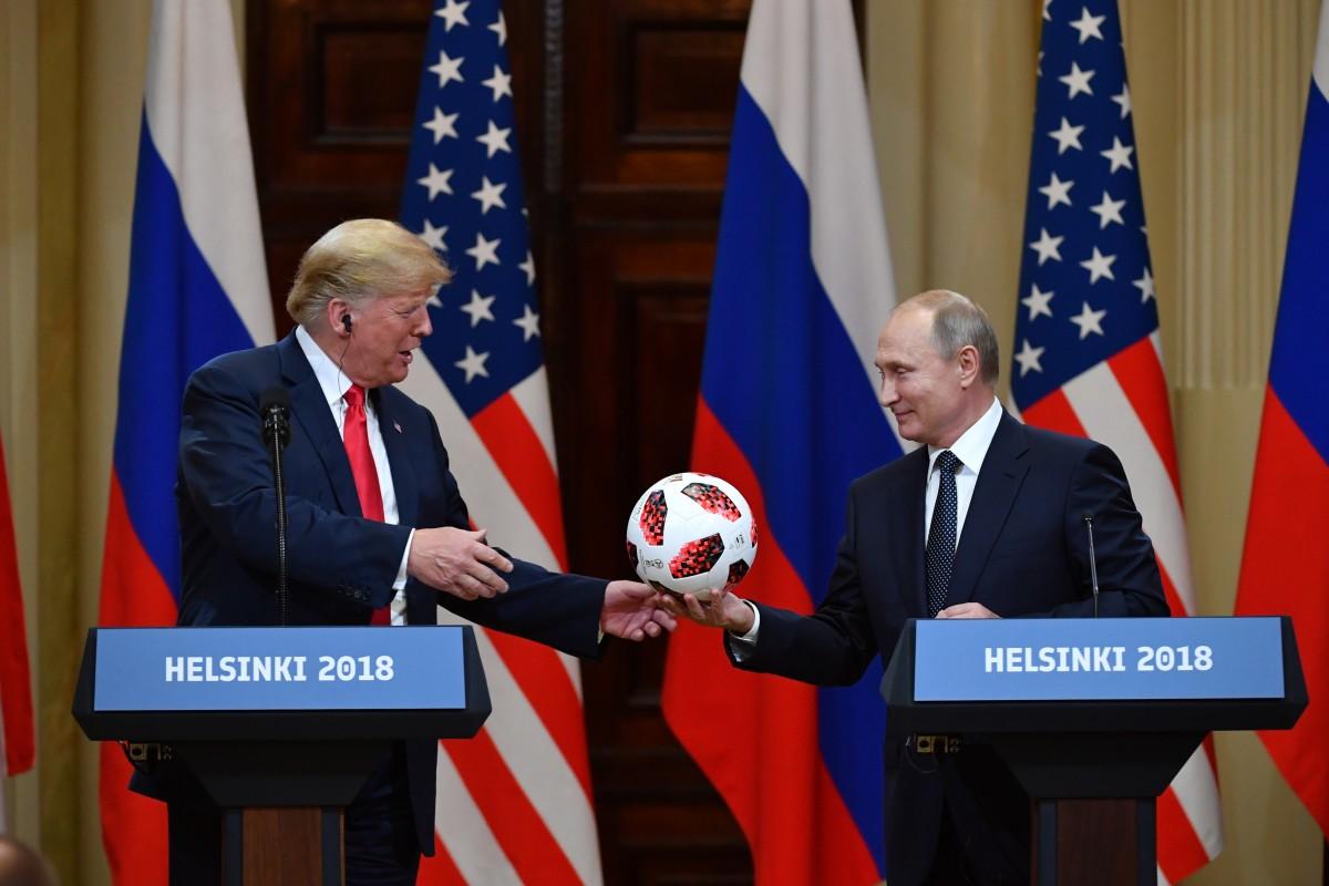 Putin oferece bola de futebol a Trump, que elogia Copa (AFP)