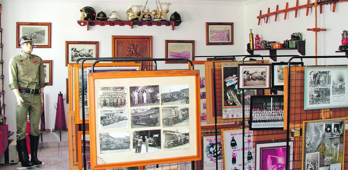Sala de 40 metros quadrados guarda um pouco do passado da corporação; à esq., o tenente coronel, Wilson Lago Filho; abaixo o desfile de 7 de setembro em 1952 e o incêndio da Papelaria Anchieta em 1973 (Thomaz Marostegam)