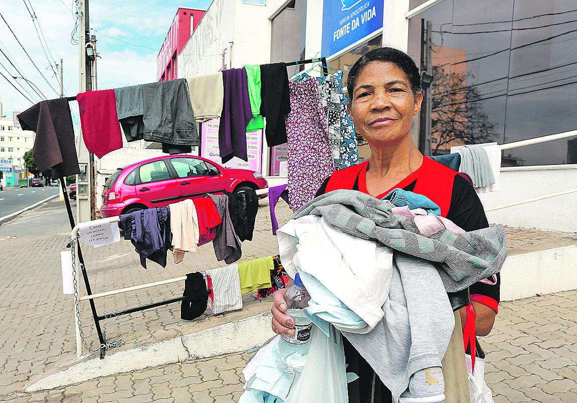 Funcionária de serviço gerais, Taís de Fátima Rodrigues Marques, de 56 anos, aprovou a iniciativa solidária do pastor Toni da igreja Fonte da Vida, localizada na Vila Nova; local aceita doações de peças em bom estado (Leandro Ferreira/AAN)