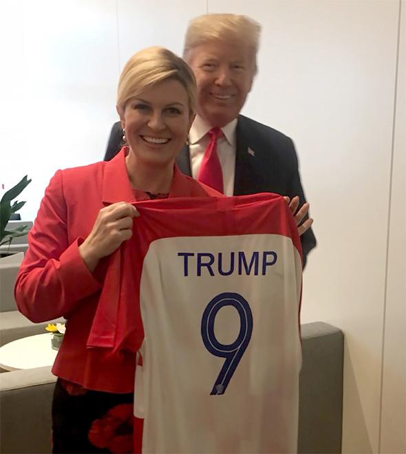 Presidente da Croácia presenteia Trump e May com camisas de sua seleção (AFP)