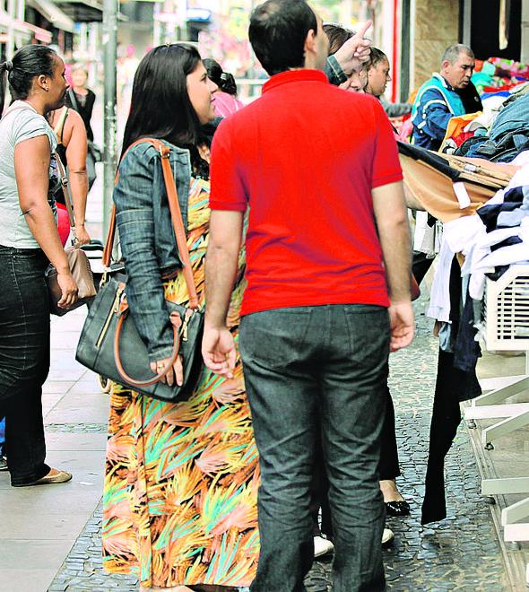 Volta do consumidor às lojas, ainda que tímida, fez com que o comércio deixasse de cortar vagas de trabalho (Leandro Torres)