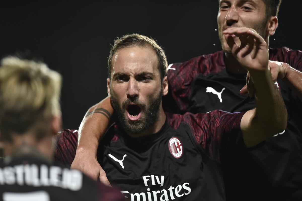 Higuaín, no segundo tempo, garantiu o triunfo italiano na estreia pela Liga Europa (AFP)