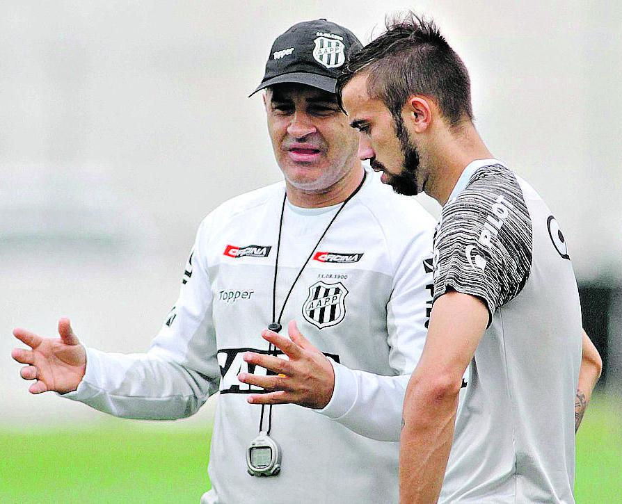 Marcelo Chamusca conversa com Matheus Vargas, que pode pintar como novidade no ataque da Ponte Preta no duelo do Estádio Olímpico (DENNY CESARE)