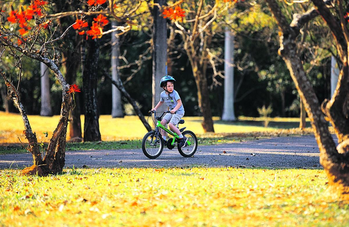 Garoto aproveita o clima tranquilo e o cenário bucólico do Ecológico para um passeio de bicicleta: área verde convida à recreação e ao esporte (Leandro Torres/AAN)