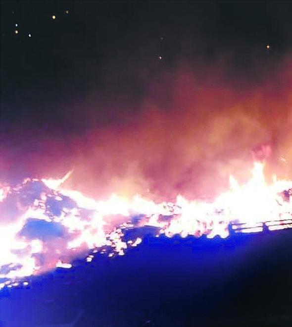 Muito medo na região: moradores vizinhos ao local passaram momentos difíceis, porém, a ação rápida impediu que o fogo atingisse também as casas e outros prédios existentes na área (Divulgação/Corpo de Bombeiros)
