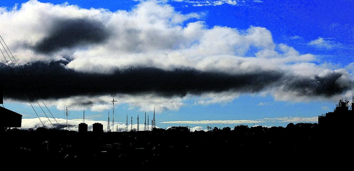 Instabilidade da semana cria cenas conjugadas entre o céu azul e a aproximação de nuvens carregadas em Campinas (Leandro Ferreira/AAN)
