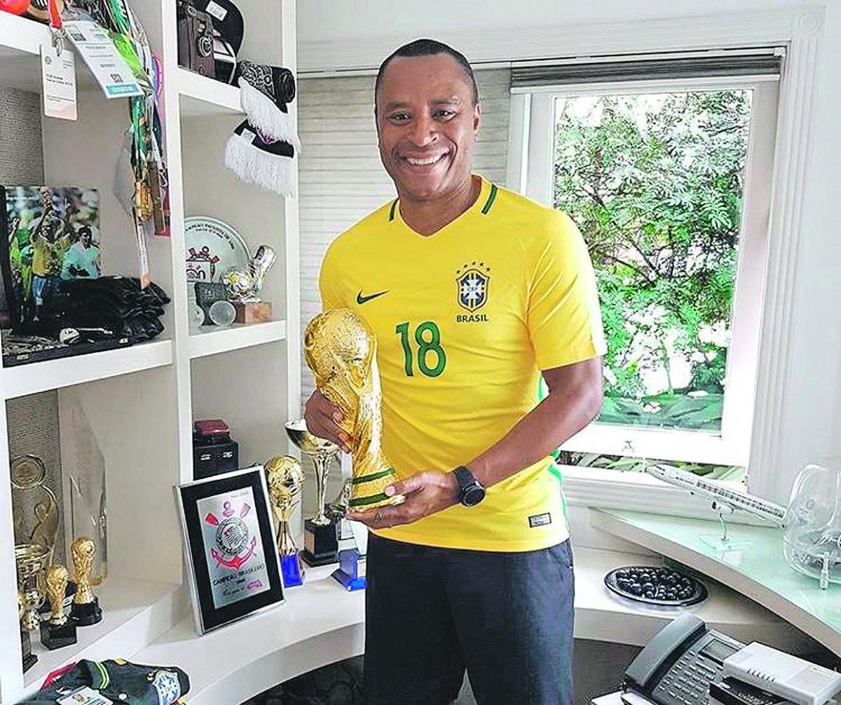 Paulo Sérgio segura réplica da Copa do Mundo: atleta foi reserva em 94 e participou de dois jogos na campanha, contra Camarões e Suécia na 1ª fase (Divulgação/Instagram)