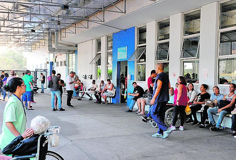 Hospital Mário Gatti: movimento intenso na segunda-feira (à esq.), com espera de até 4 horas, e tranquilidade total, ontem, no mesmo horário (Matheus Pereira/Especial para a AAN)