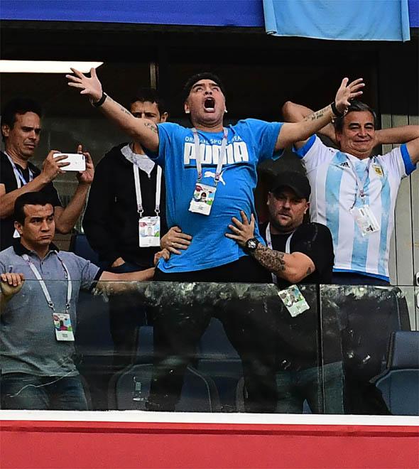 Maradona afirma que está bem depois de passar mal durante Argentina e Nigéria (AFP)