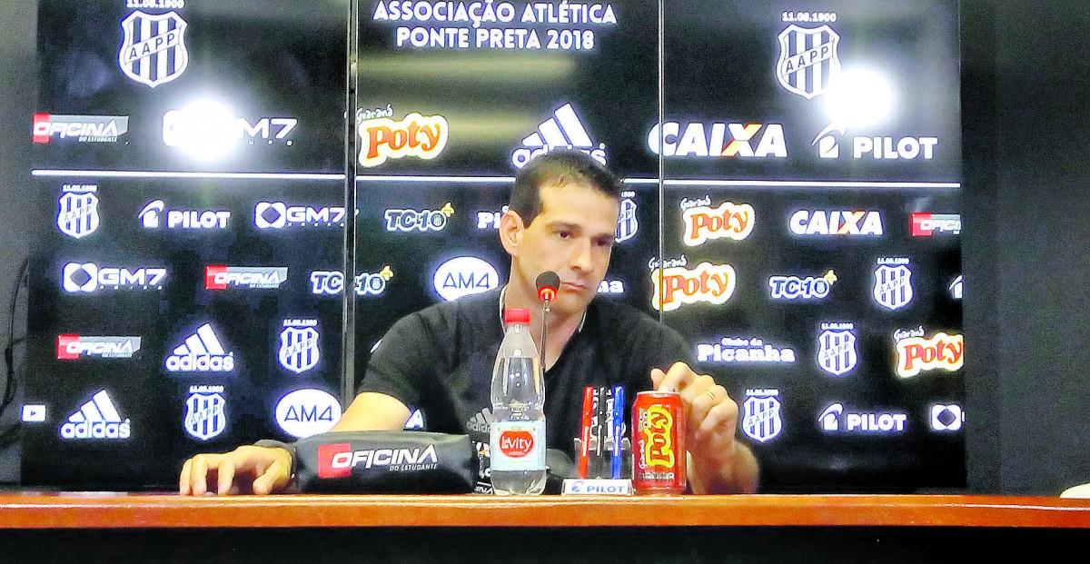 O preparador físico Caio Gilli também acumula a função de auxiliar técnico na Ponte Preta: "A gente tem uma sintonia muito boa e eu procuro ajudar da melhor forma possível"  (Paulo Santana/AAN)